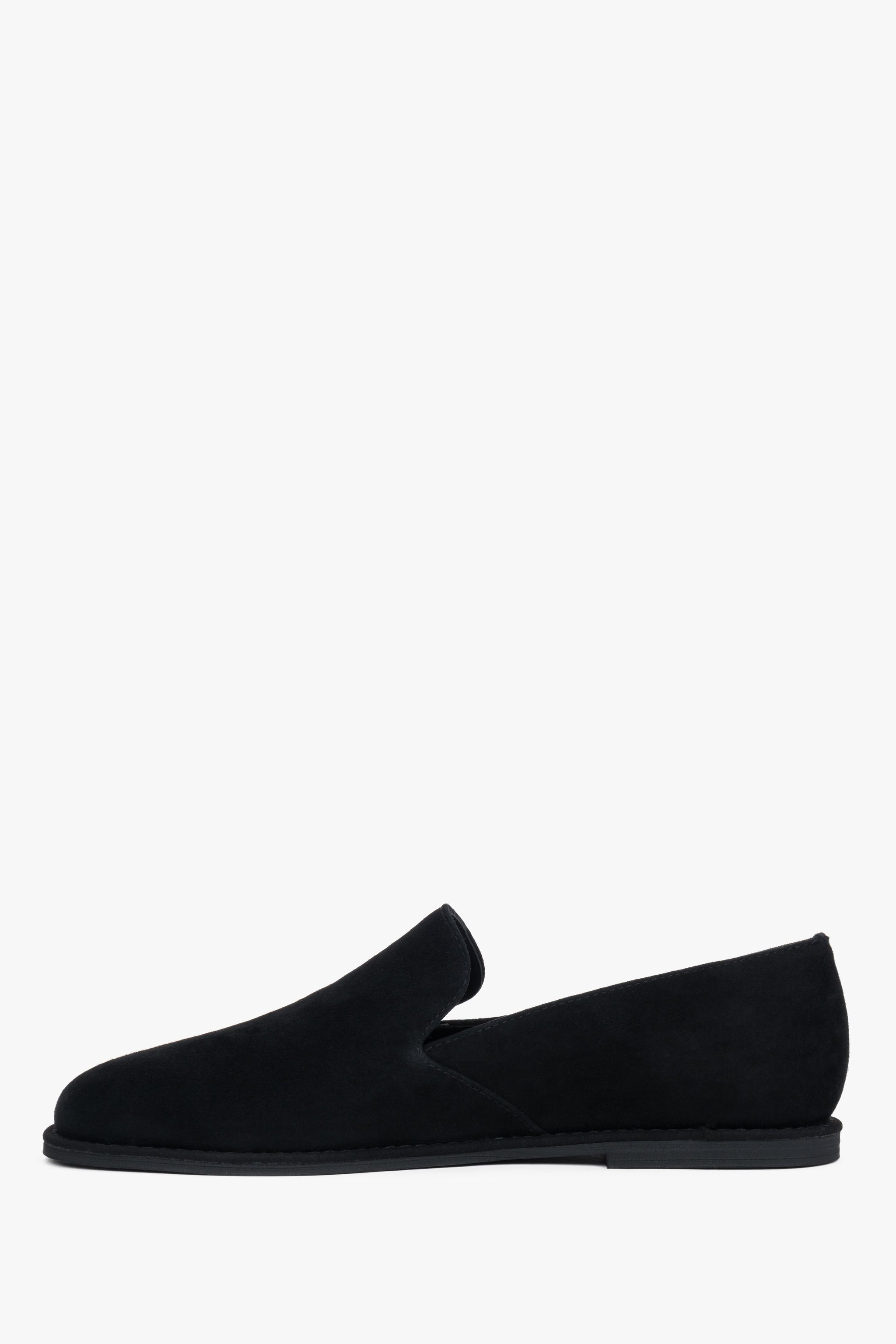 Rechtes Seitenprofil des Slip-on-Schuhs mit Fokus auf das edle, matte schwarze Naturvelours 
