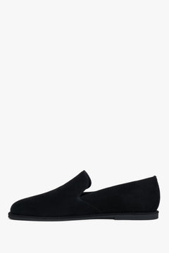 Rechtes Seitenprofil des Slip-on-Schuhs mit Fokus auf das edle, matte schwarze Naturvelours 