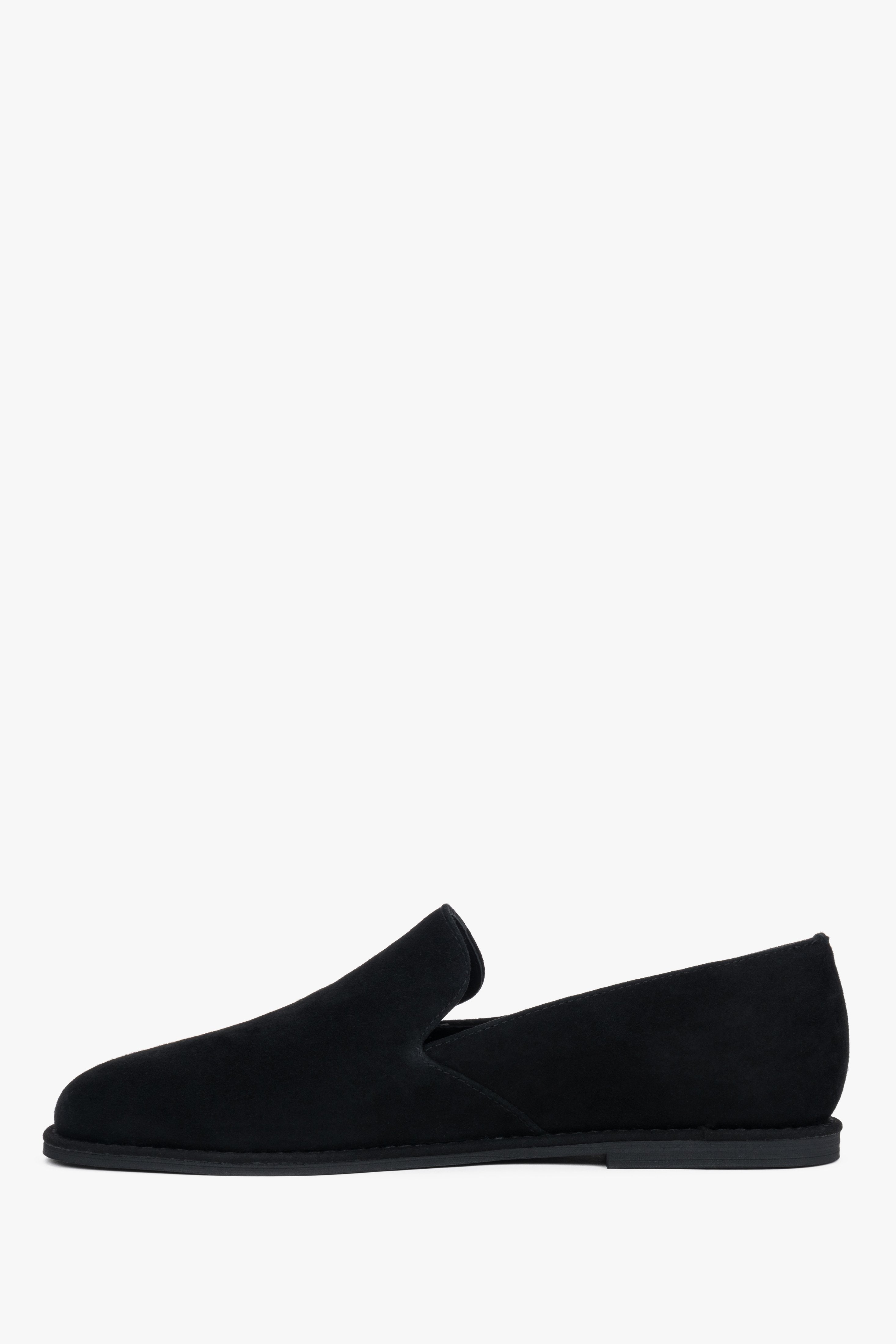 Rechtes Seitenprofil des Slip-on-Schuhs mit Fokus auf das edle, matte schwarze Naturvelours 