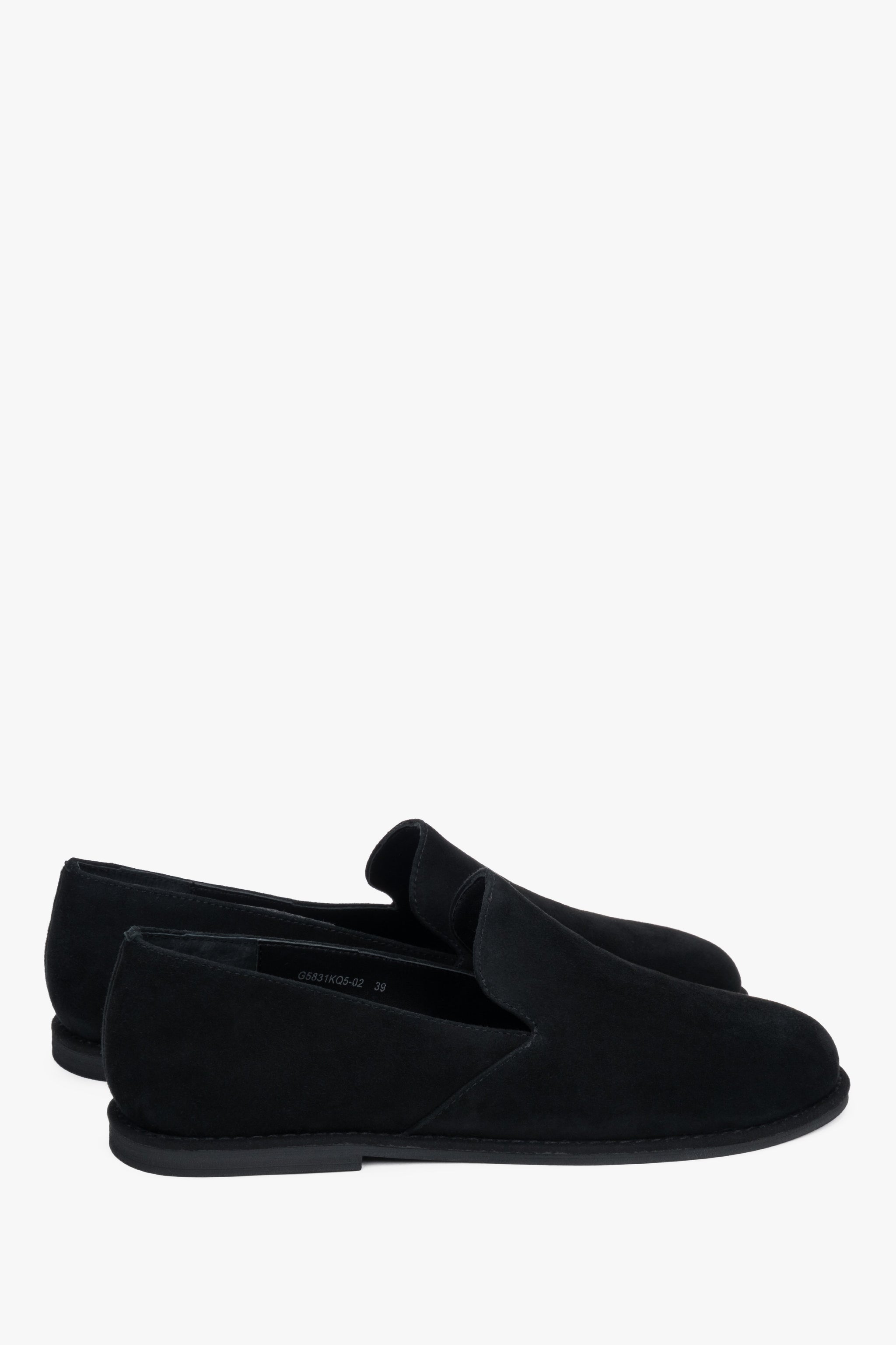 Rückansicht des Mokassin-Paares, die den Fersenbereich und die flexible Gummisohle präsentiert 