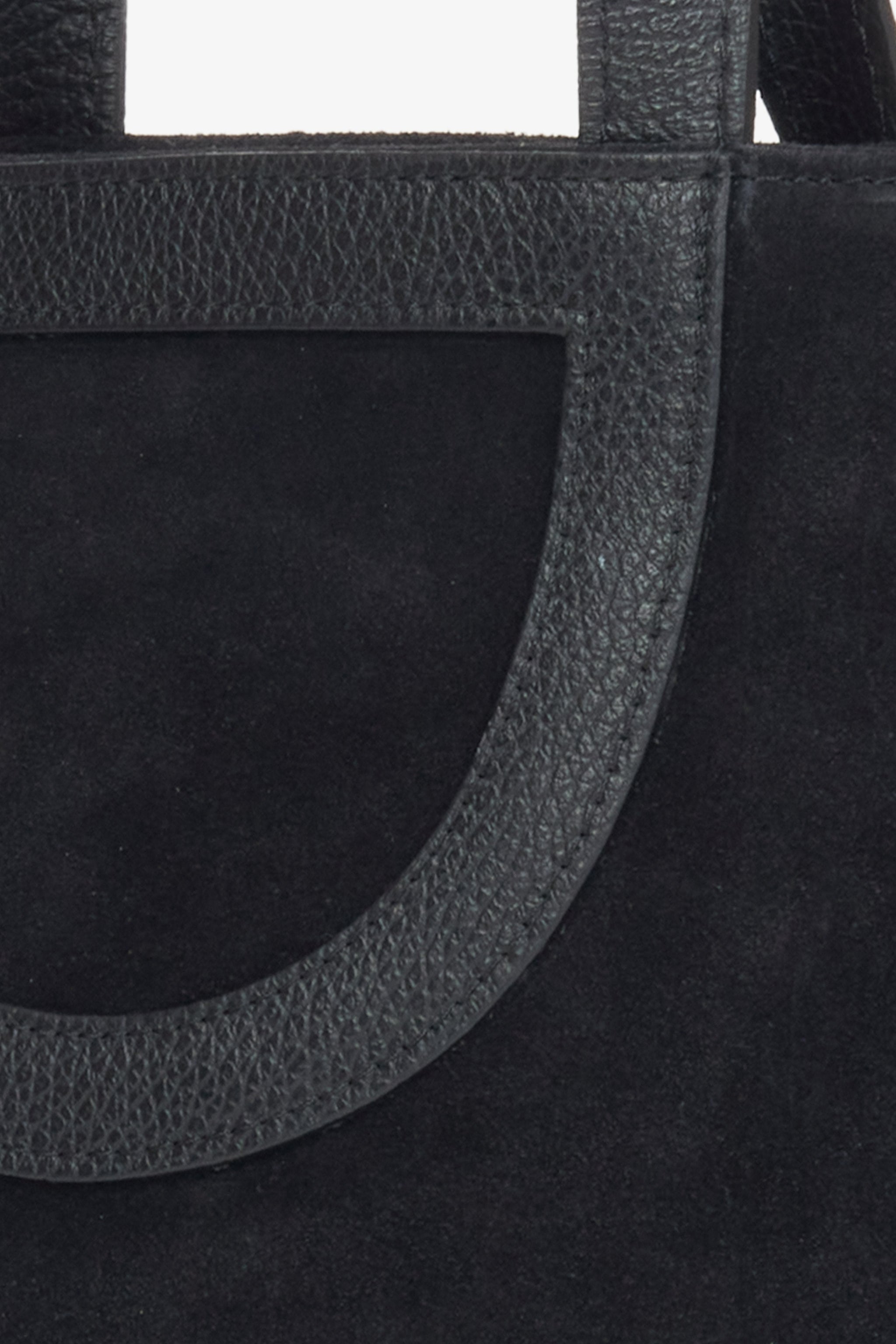 Damen-Bucket-Bag aus hochwertigem italienischem Premium-Naturvelours in Schwarz – Details.