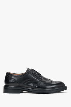 Flaches Seitenprofil des schwarzen Damen-Brogues aus Glattleder mit klassischer Lochung
