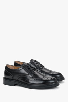Schräge Frontalansicht des Paares schwarzer Echtleder-Halbschuhe im Brogue-Stil
