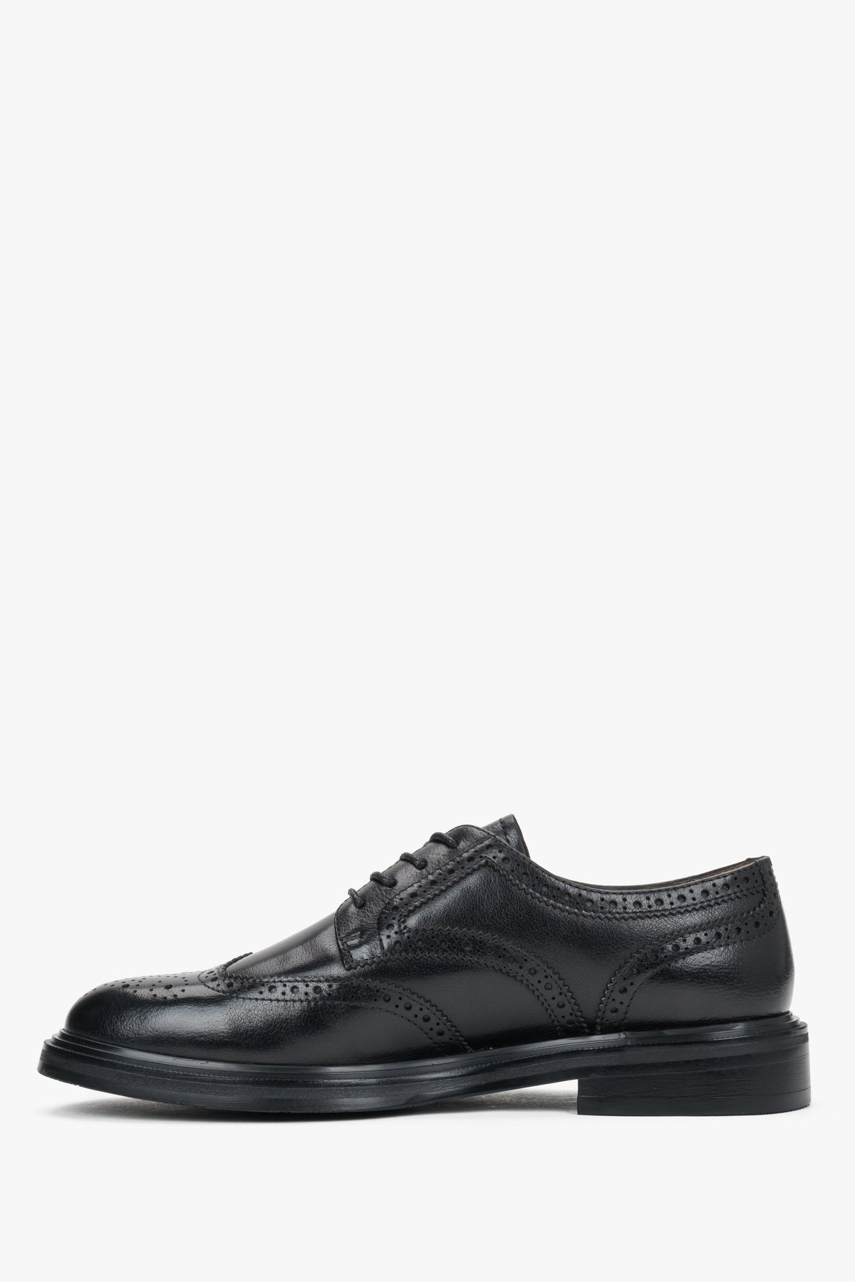 Flache Seitenansicht des schwarzen Brogue-Schuhs mit flachem Absatz