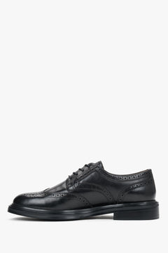 Flache Seitenansicht des schwarzen Brogue-Schuhs mit flachem Absatz
