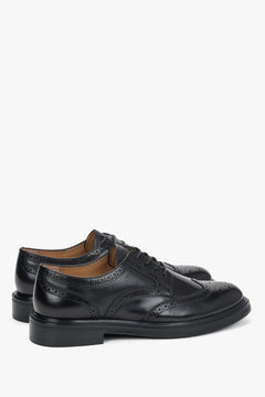 Rückwärtige schräge Perspektive der klassischen schwarzen Halbschuhe mit Schnürung