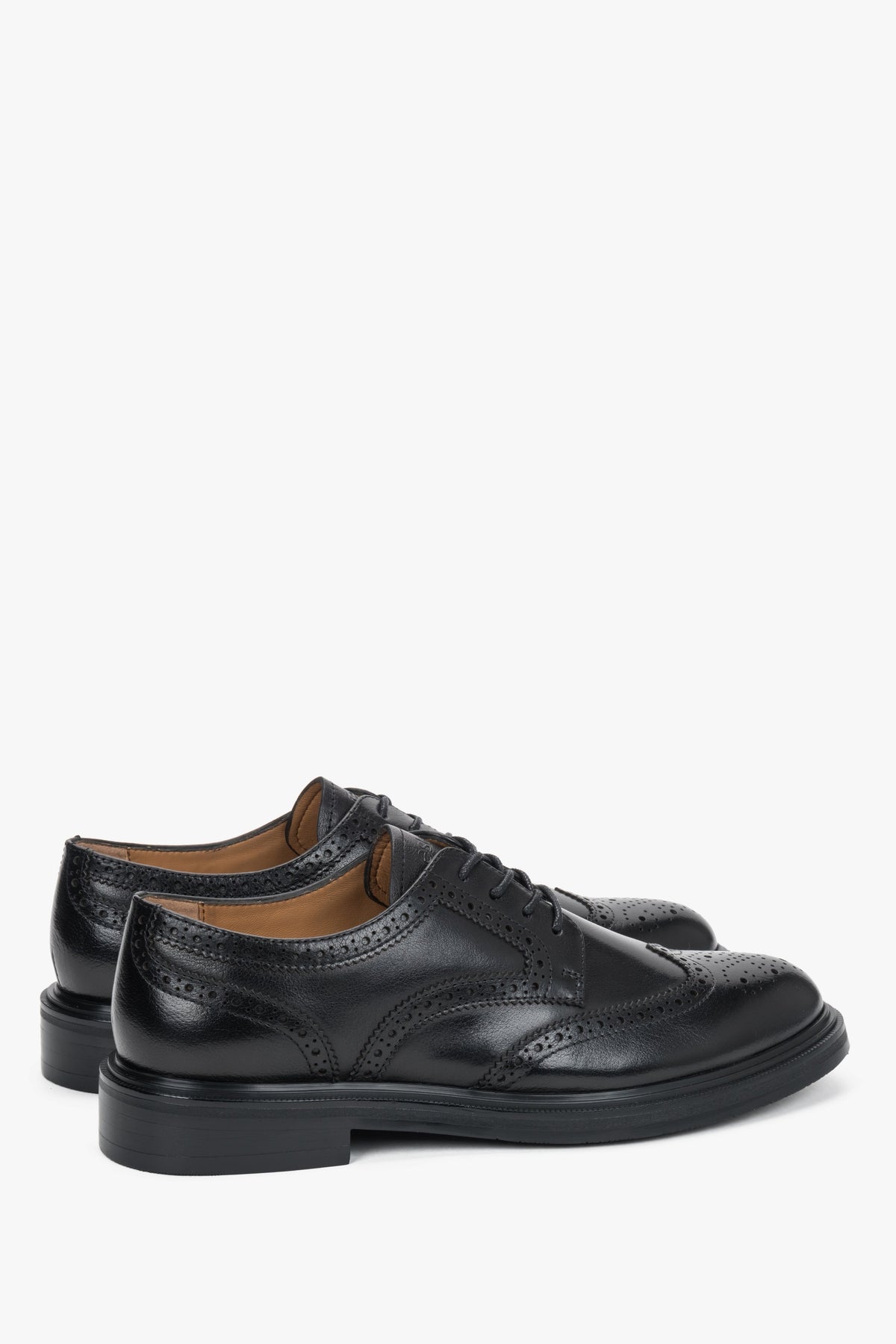 Rückwärtige schräge Perspektive der klassischen schwarzen Halbschuhe mit Schnürung