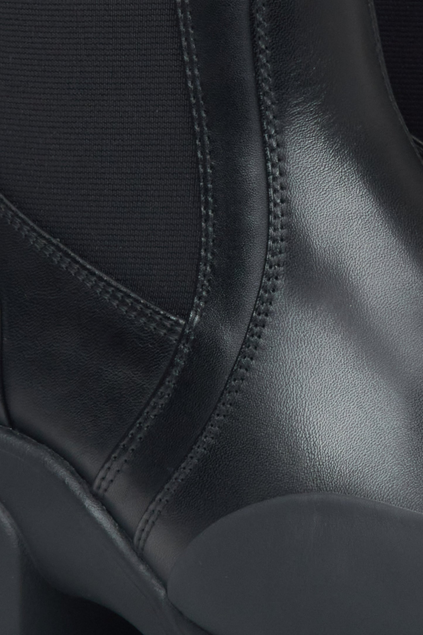 Schwarze Damen-Chelsea-Boots aus Naturleder von Estro – Nahaufnahme der Schuhsohle.