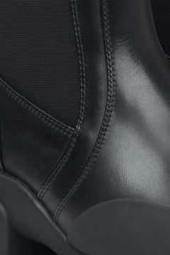 Schwarze Damen-Chelsea-Boots aus Naturleder von Estro – Nahaufnahme der Schuhsohle.