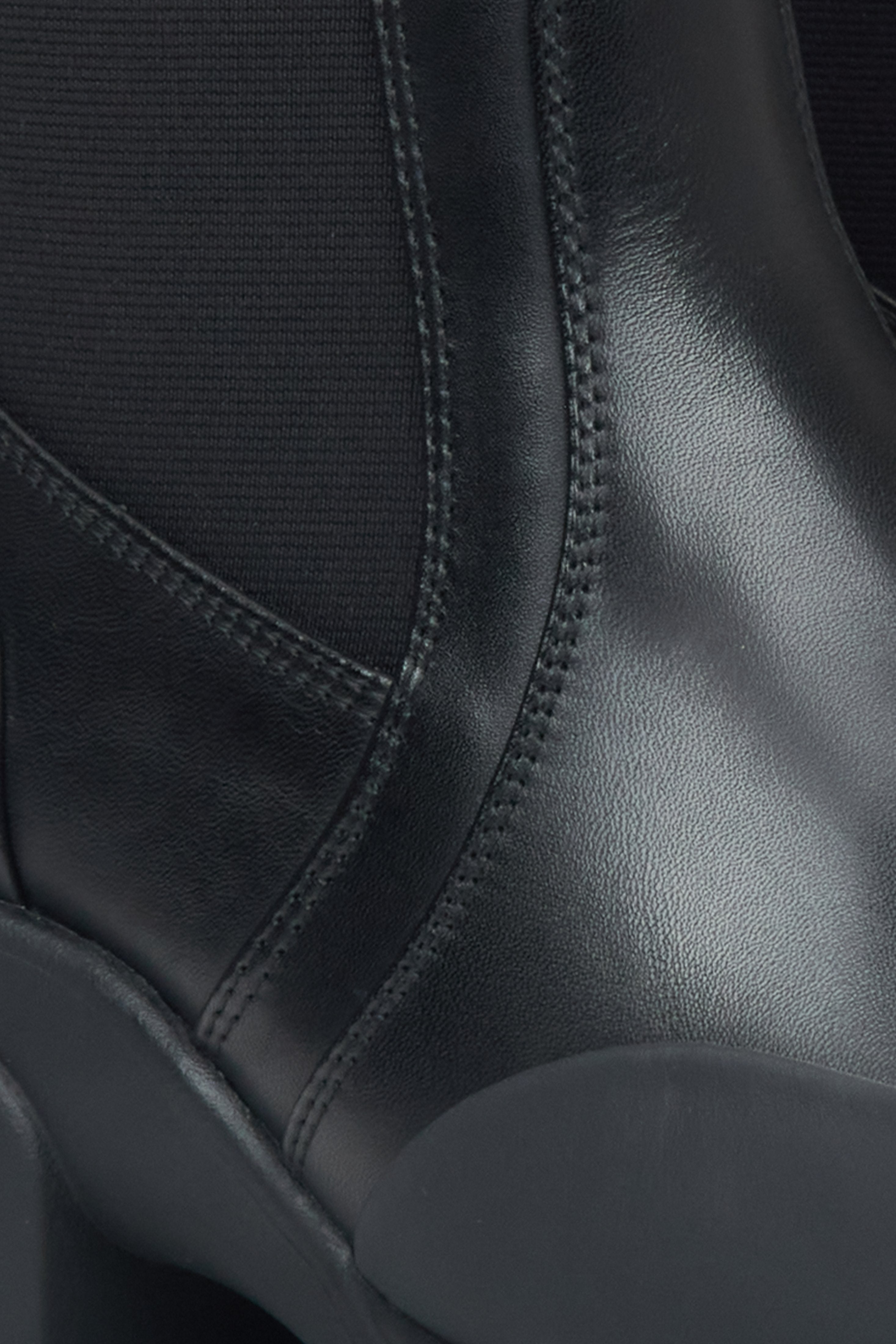 Schwarze Damen-Chelsea-Boots aus Naturleder von Estro – Nahaufnahme der Schuhsohle.
