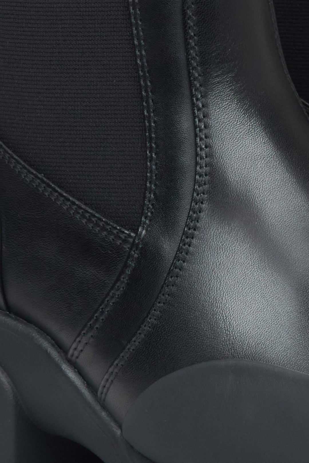Schwarze Damen-Chelsea-Boots aus Naturleder von Estro – Nahaufnahme der Schuhsohle.