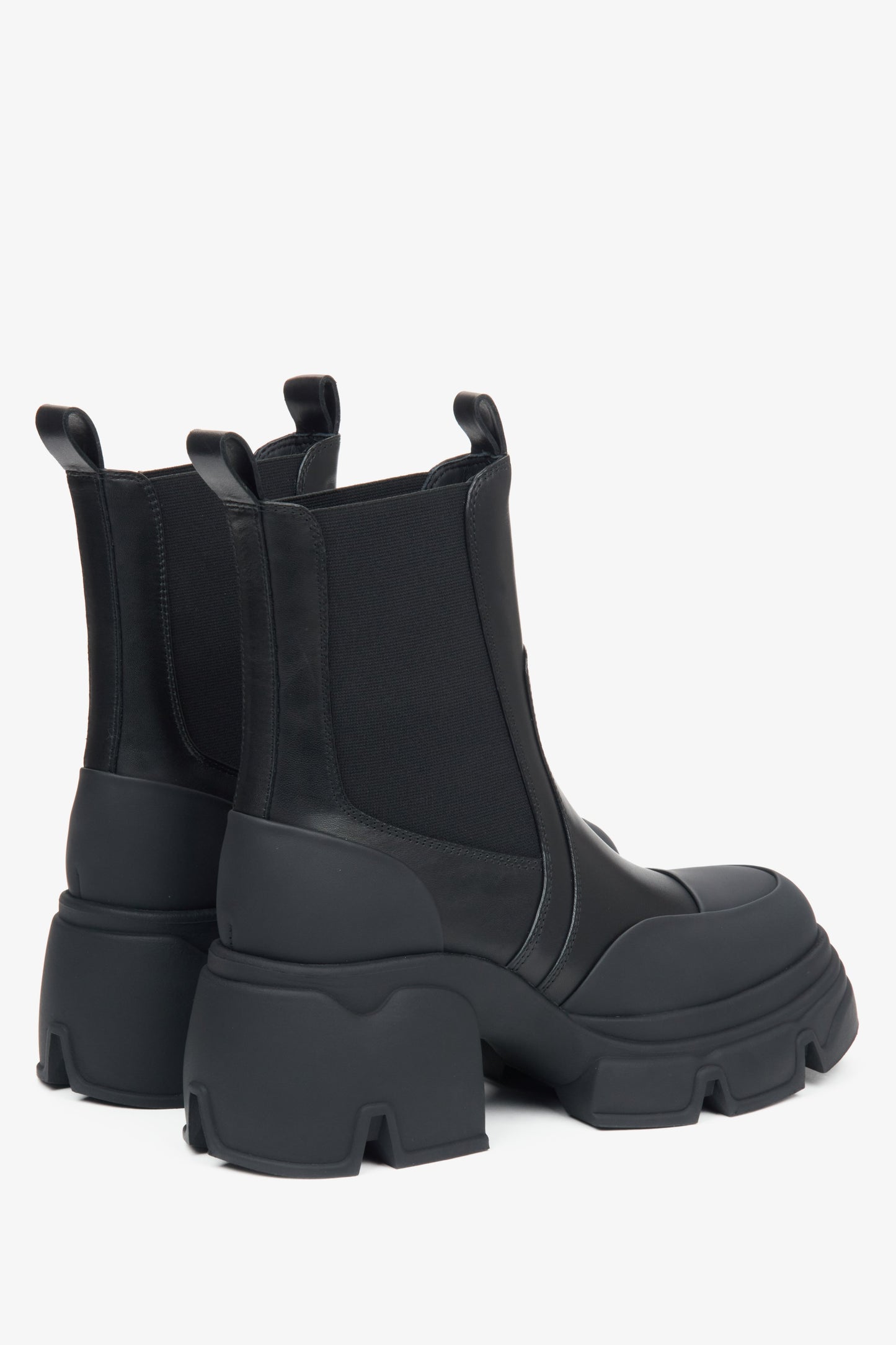 Schwarze Damen-Chelsea-Boots aus Naturleder von Estro – Nahaufnahme der Seitenlinie und Ferse des Schuhs.