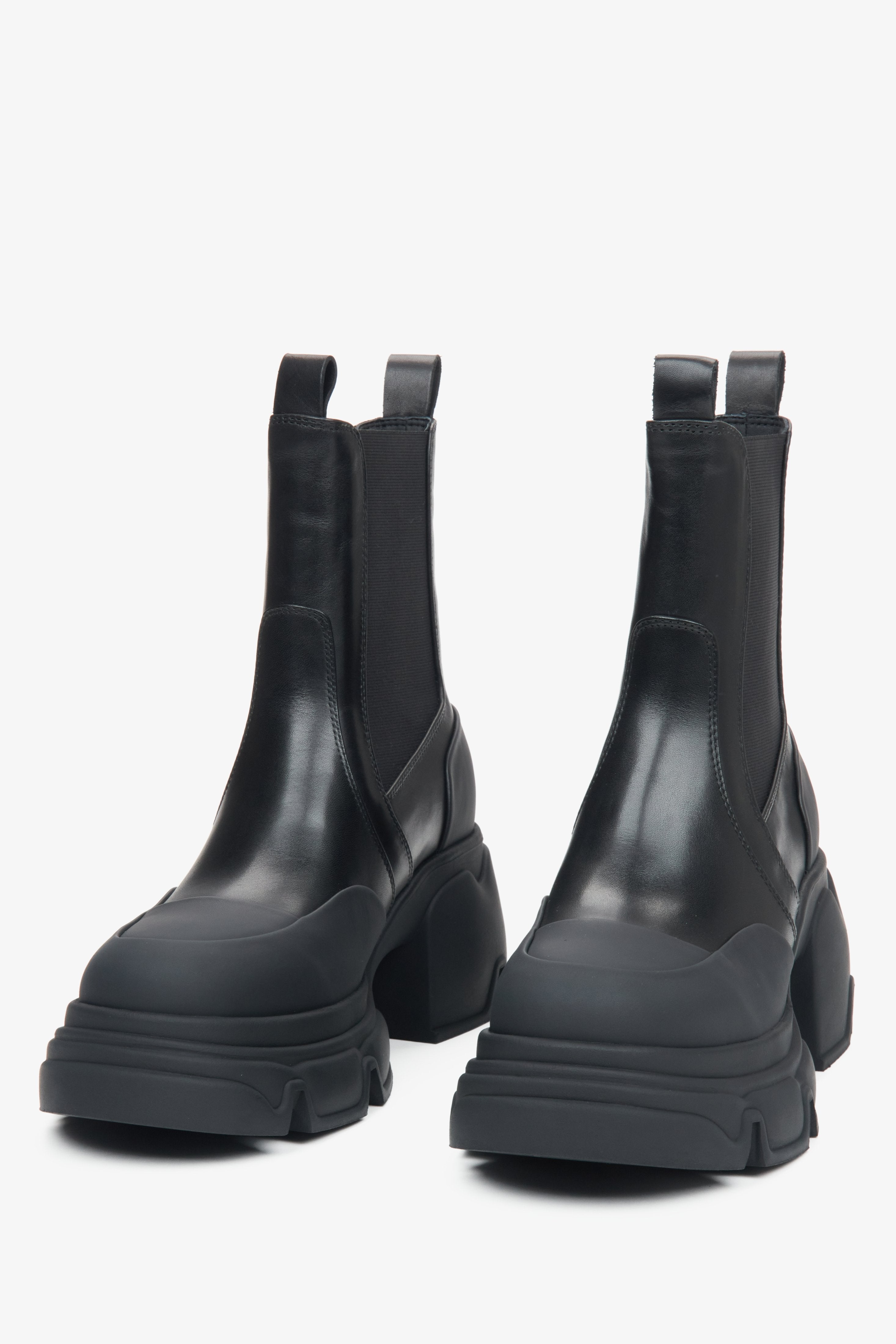 Schwarze Damen-Chelsea-Boots aus Leder von Estro – Nahaufnahme der Schuhspitze.