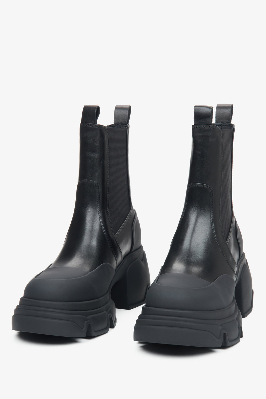 Schwarze Damen-Chelsea-Boots aus Leder von Estro – Nahaufnahme der Schuhspitze.