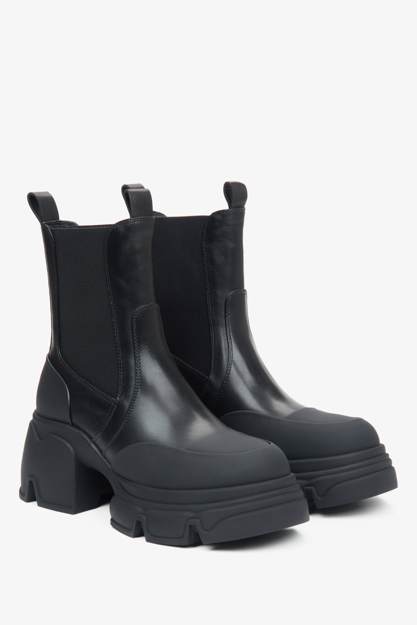 Schwarze Damen-Chelsea-Boots aus Leder auf Plateau von Estro.