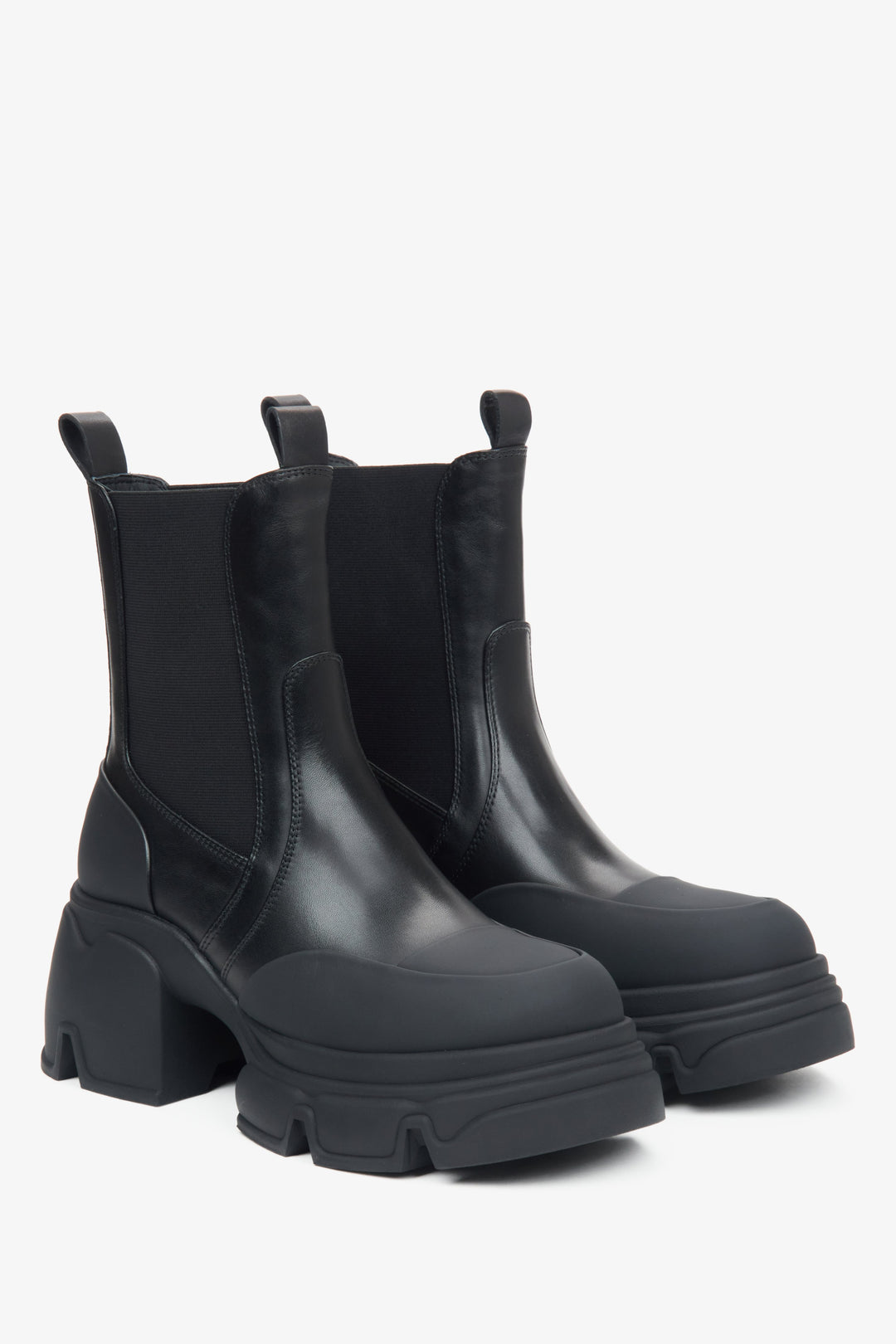 Schwarze Damen-Chelsea-Boots aus Leder auf Plateau von Estro.