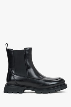 Elegante Seitenansicht eines einzelnen schwarzen Chelsea-Boots auf weißem Grund