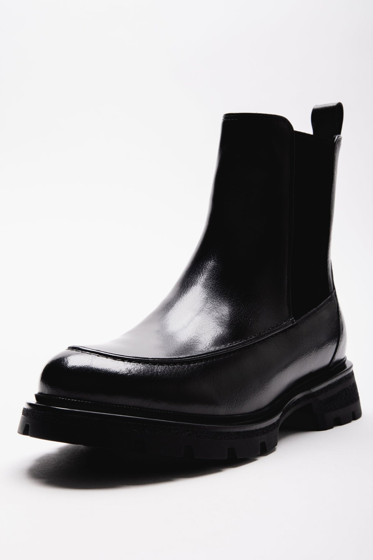 Schräge Frontalansicht des schwarzen Leder-Chelsea-Boots