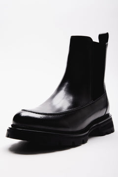 Schräge Frontalansicht des schwarzen Leder-Chelsea-Boots