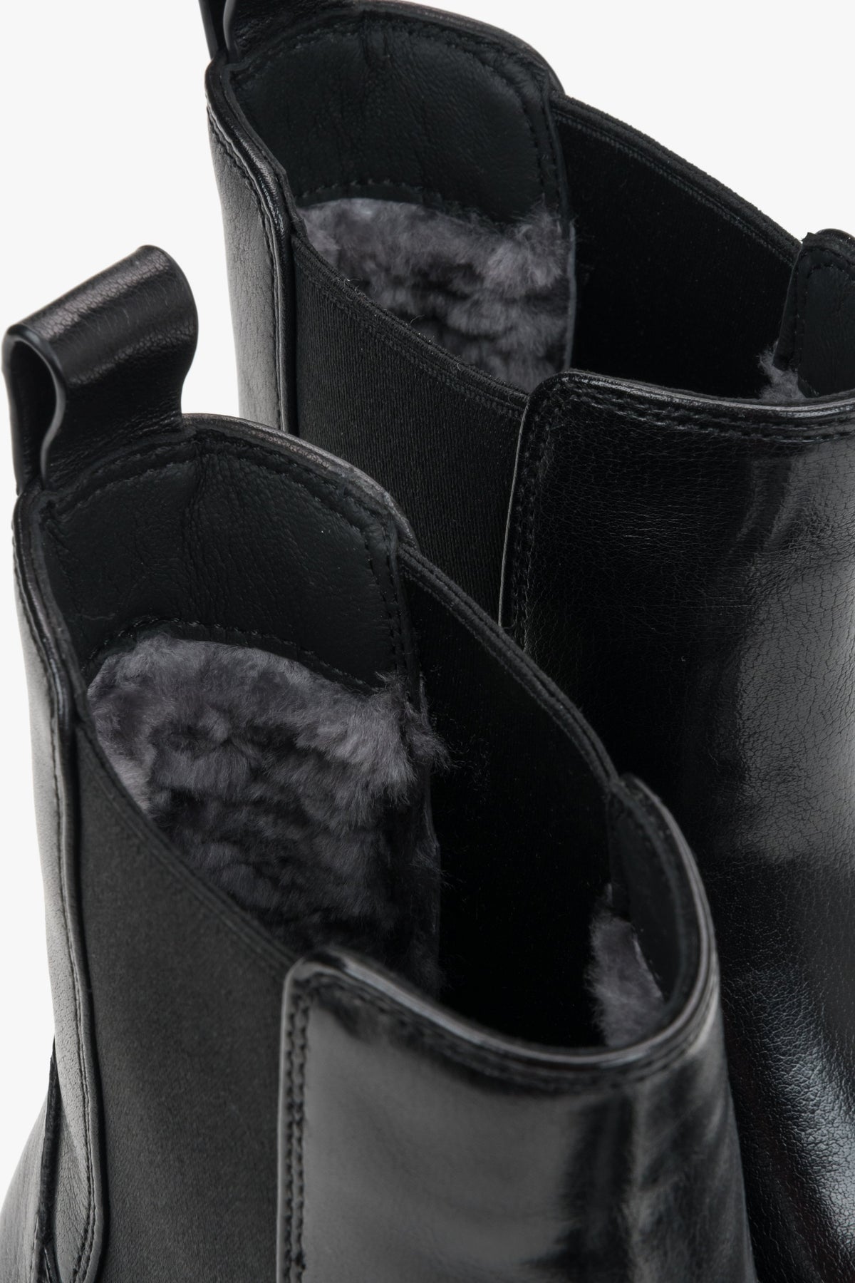 Detailansicht des weichen Kunstfellfutters im Inneren der schwarzen Boots