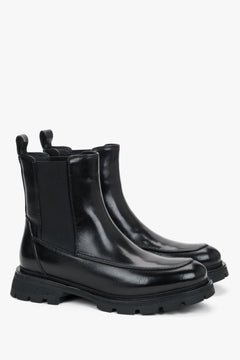 Eine Seitenansicht eines Paares schwarzer Chelsea-Boots aus echtem Leder.