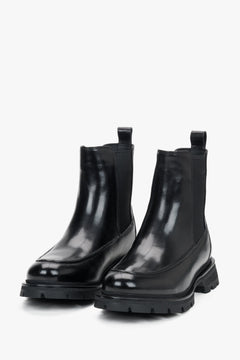 Schräge Perspektive des Paares schwarzer Echtleder-Chelsea-Boots