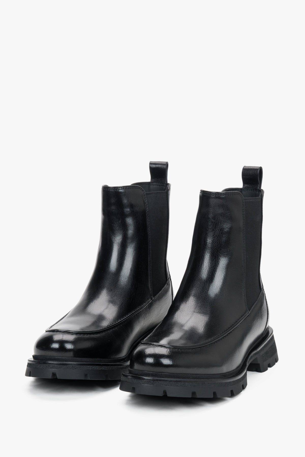 Schräge Perspektive des Paares schwarzer Echtleder-Chelsea-Boots