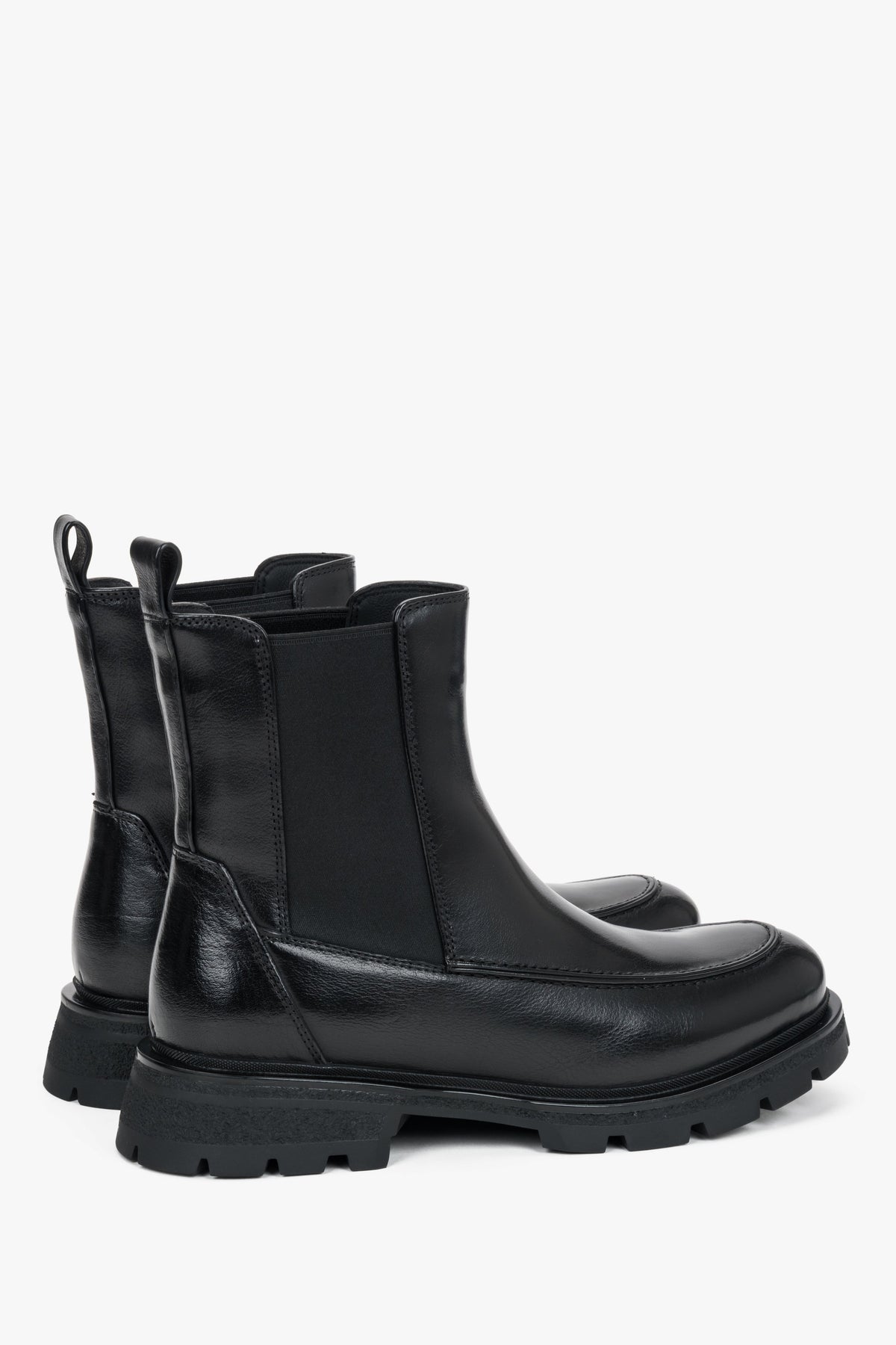 Rückwärtige Ansicht der Chelsea-Boots mit markanter Zugschlaufe an der Ferse