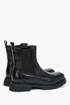 Rückwärtige Ansicht der Chelsea-Boots mit markanter Zugschlaufe an der Ferse