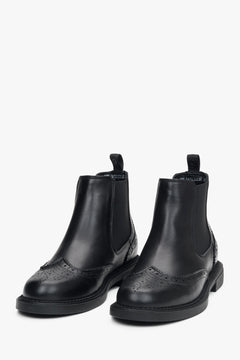 Schwarze Chelsea-Stiefeletten mit niedrigem Schaft aus Leder von Estro – Vorderansicht des Modells.
