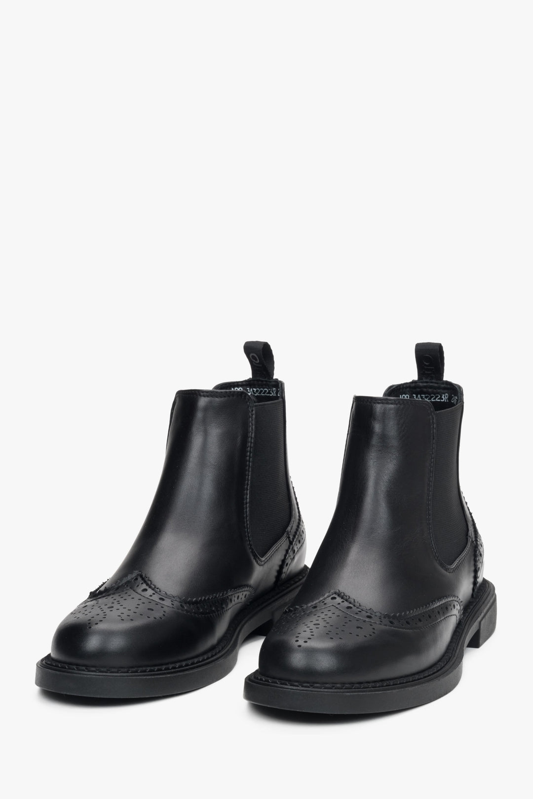 Schwarze Chelsea-Stiefeletten mit niedrigem Schaft aus Leder von Estro – Vorderansicht des Modells.