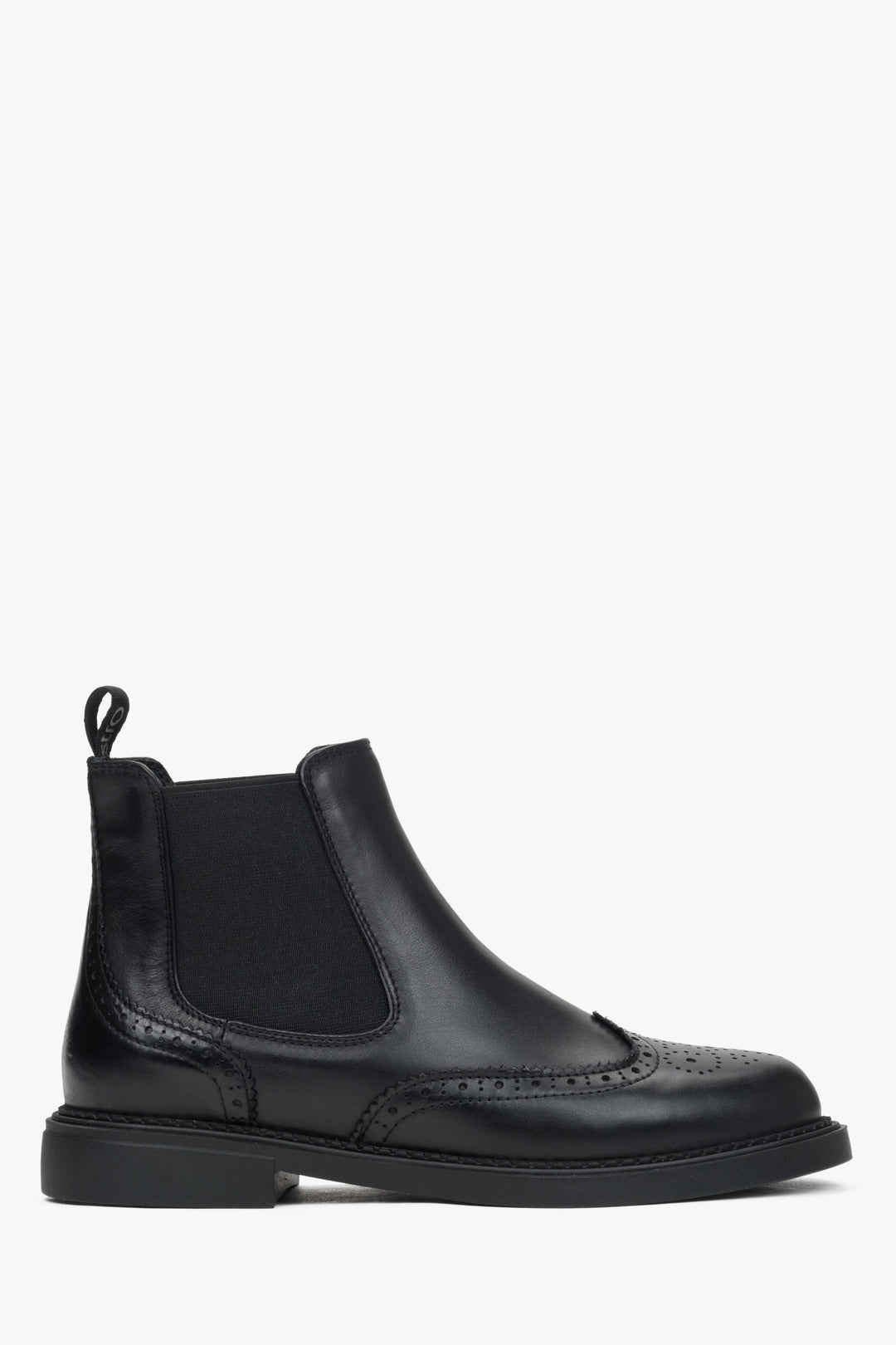 Schwarze Low-Top-Chelsea-Stiefeletten aus echtem Leder mit folkloristischer Perforation von Estro – Seitenansicht des Schuhs.