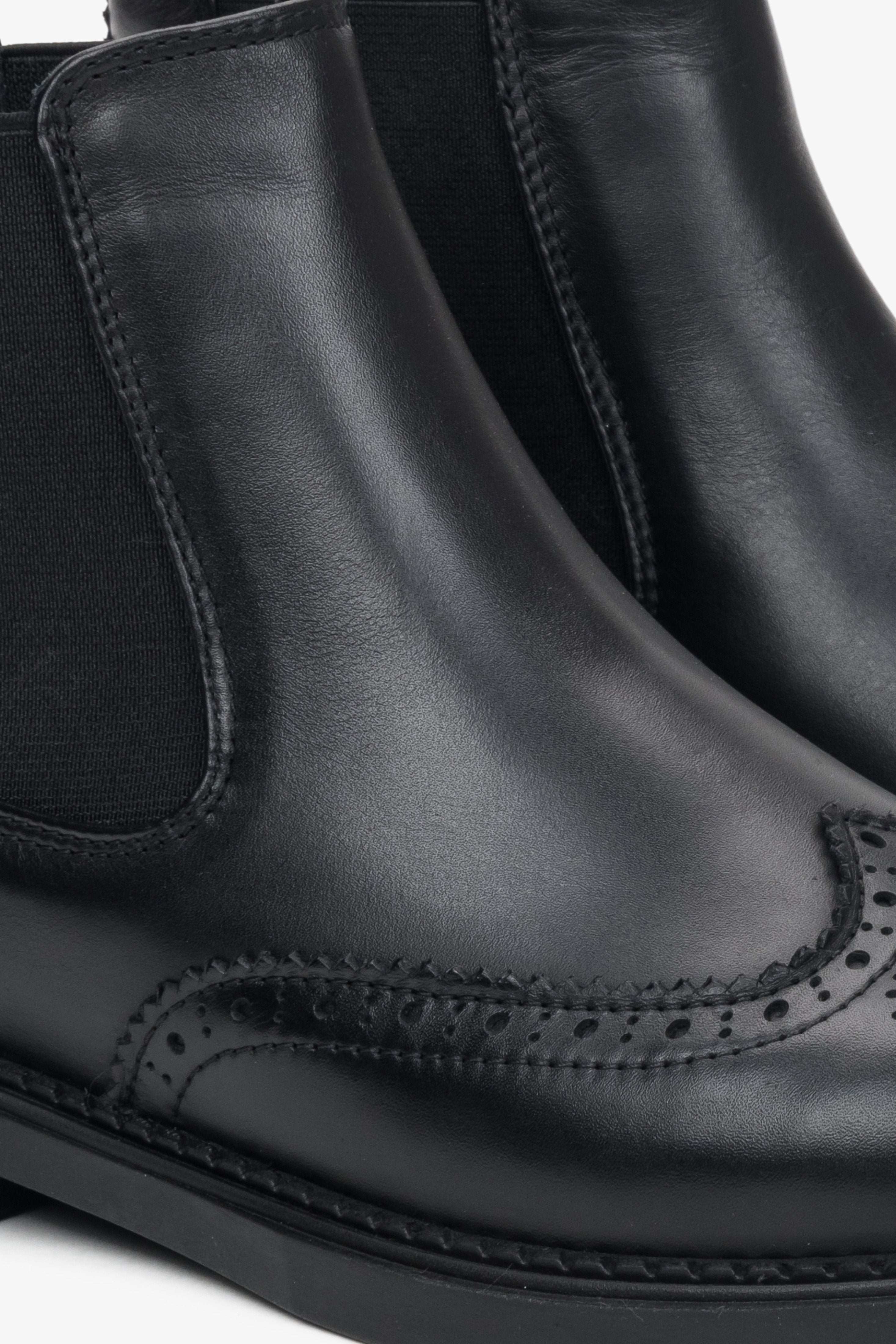 Damen Chelsea-Stiefel in Schwarz von Estro aus italienischem Echtleder – Detailsaufnahme.