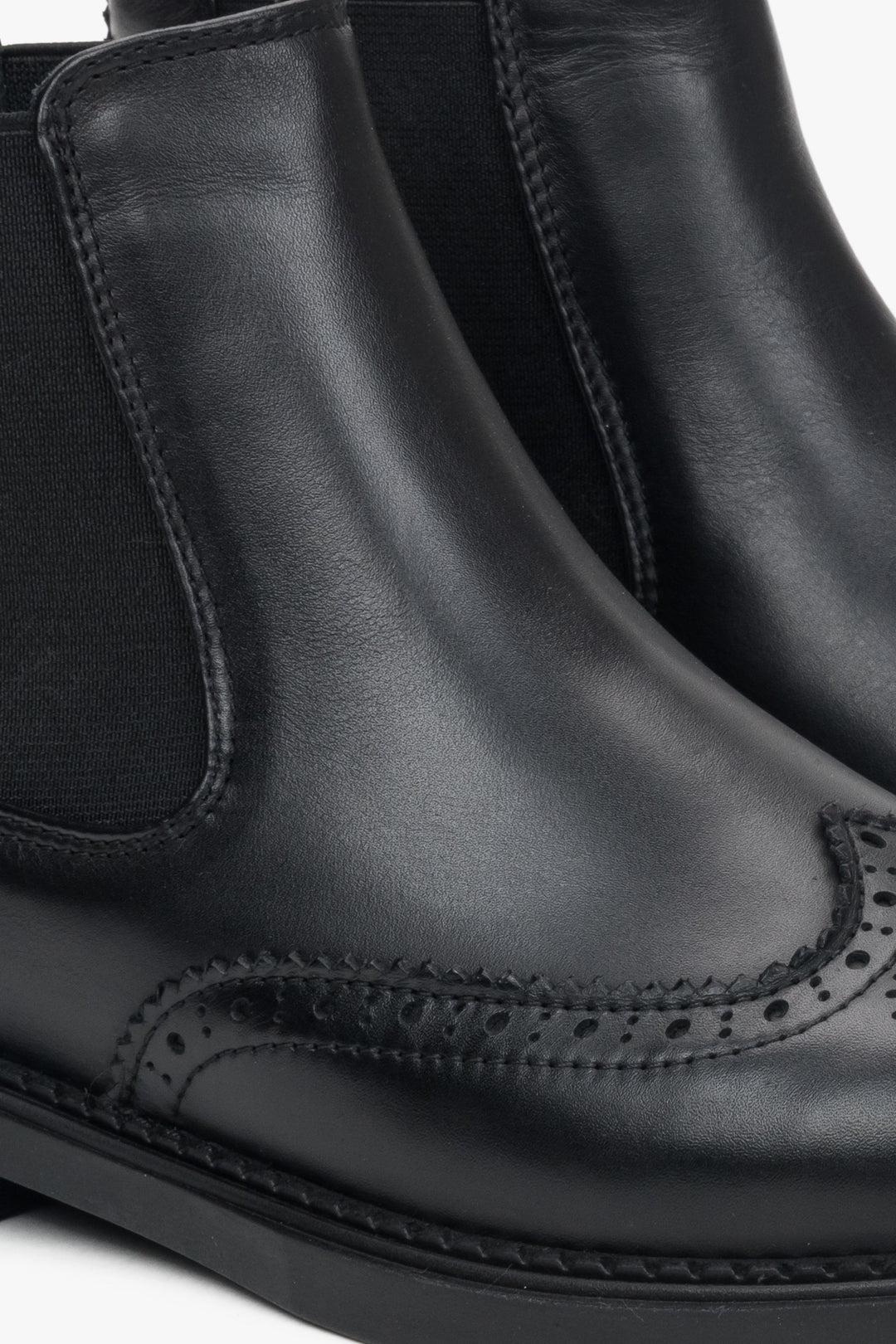 Damen Chelsea-Stiefel in Schwarz von Estro aus italienischem Echtleder – Detailsaufnahme.