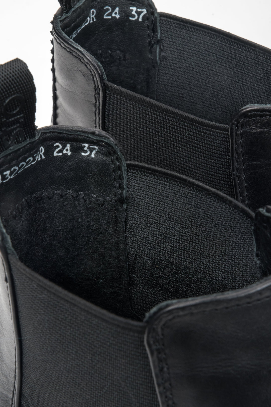 Schwarze Leder-Chelsea-Stiefel für Damen von Estro – Detailaufnahme.