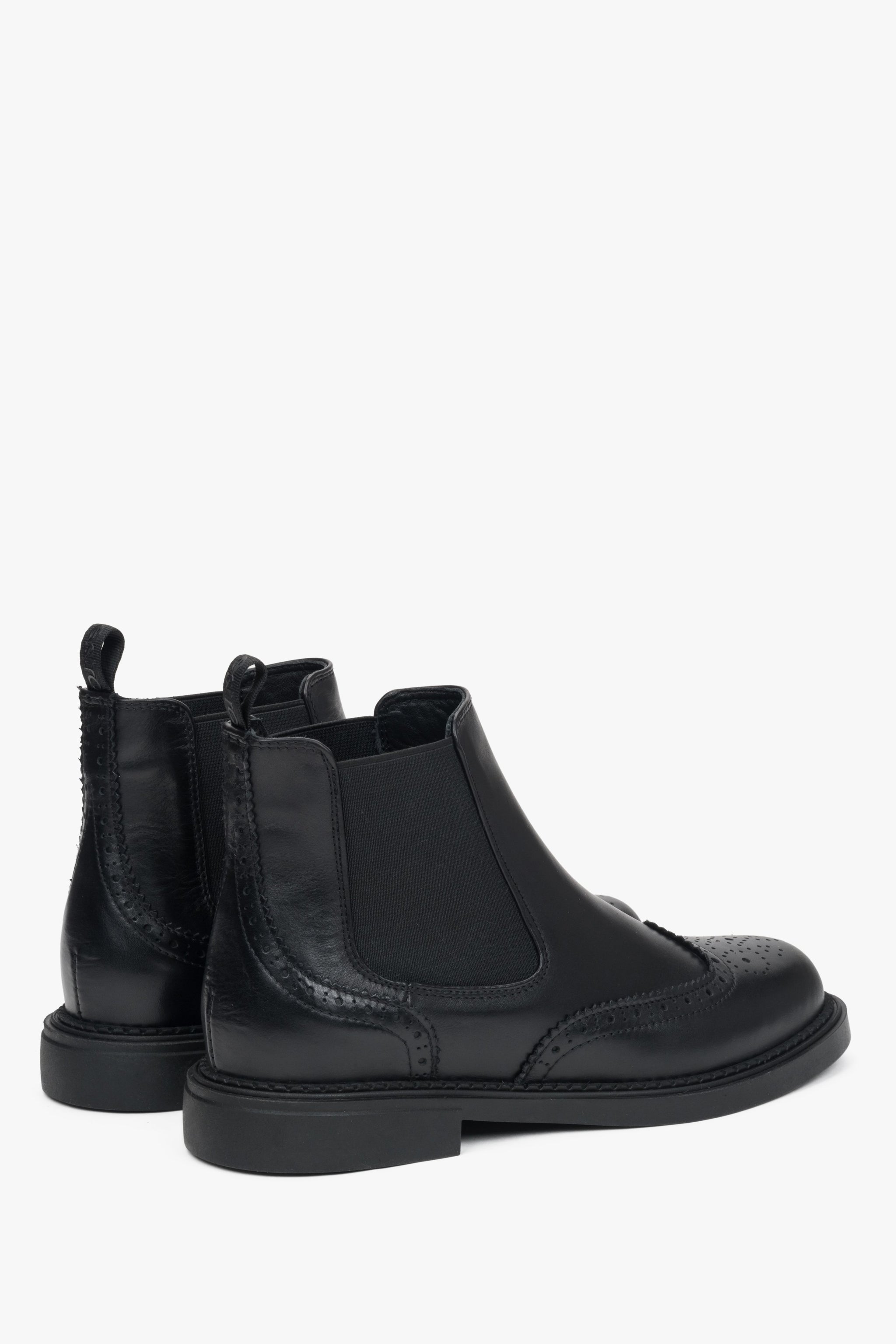 Schwarze Chelsea-Stiefeletten für Damen mit niedrigem Schaft von Estro – Nahaufnahme der Ferse und Seitenlinie der Schuhe.