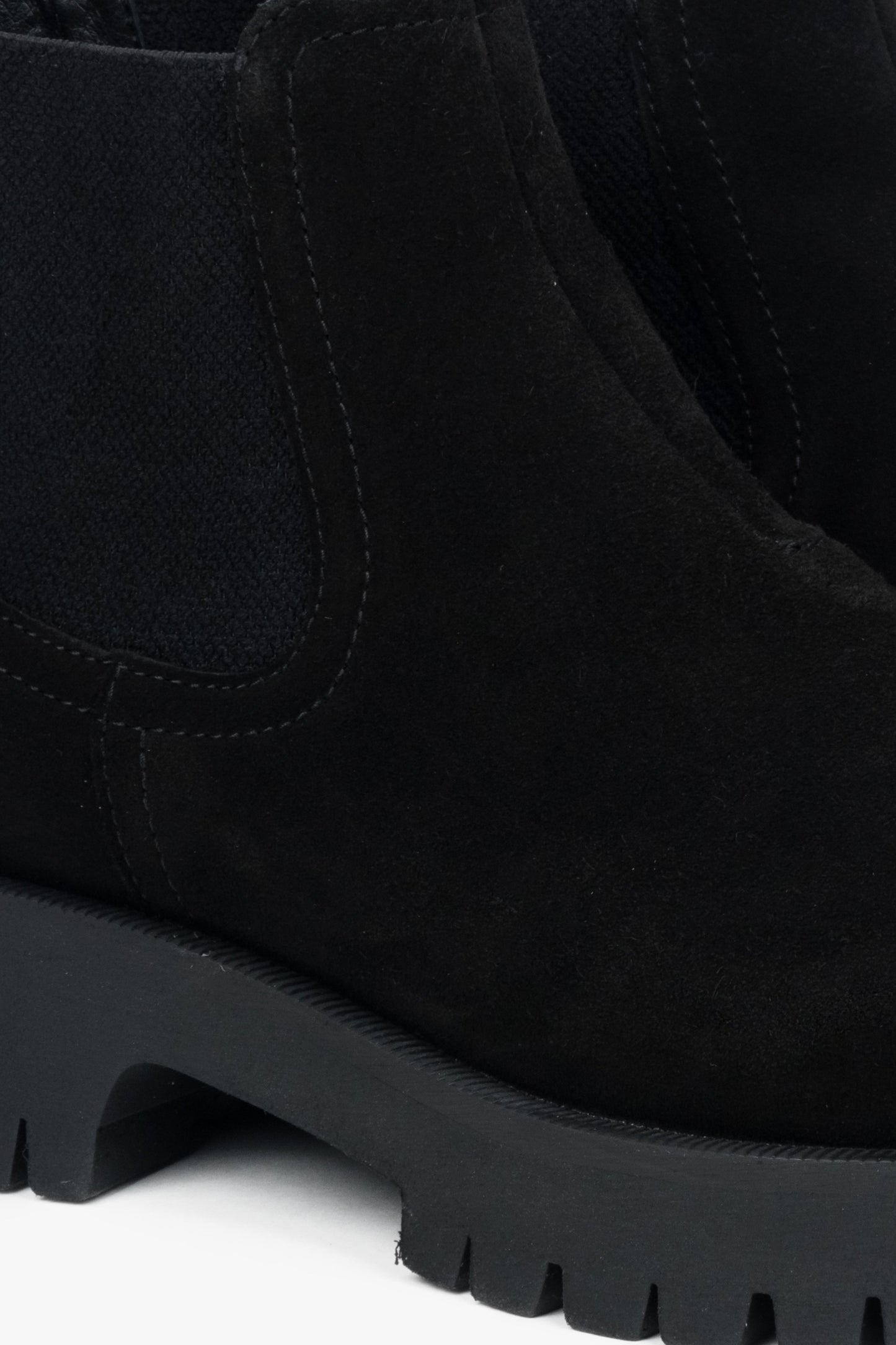 Schwarze niedrige Damen-Chelsea-Stiefeletten von Estro – Details.