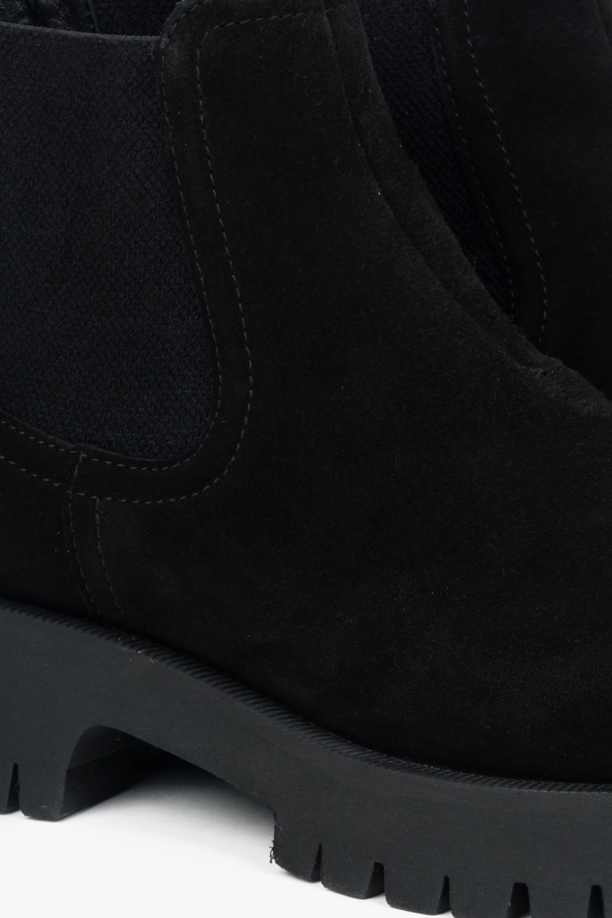 Schwarze niedrige Damen-Chelsea-Stiefeletten von Estro – Details.