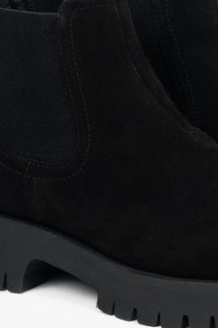 Schwarze niedrige Damen-Chelsea-Stiefeletten von Estro – Details.