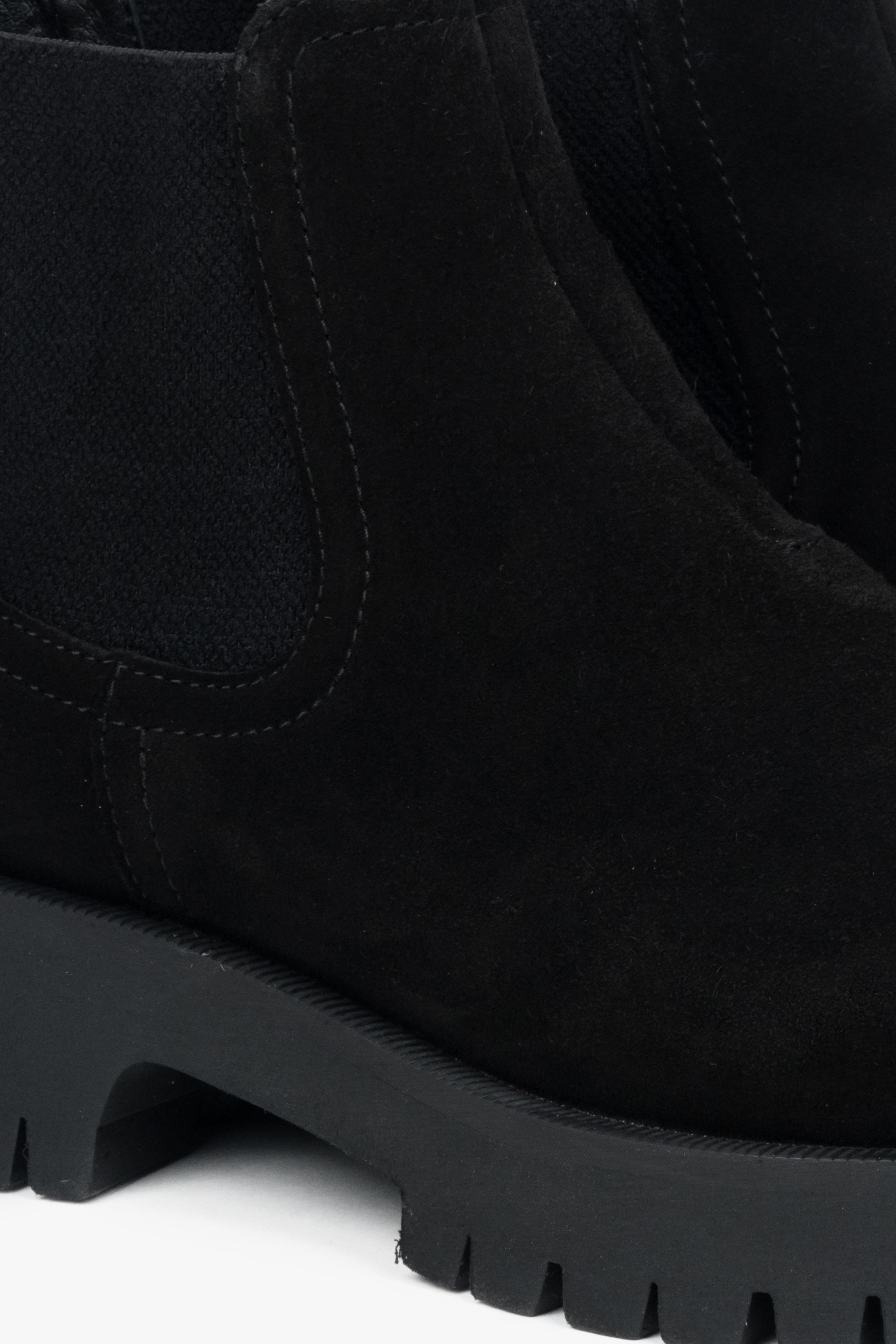 Schwarze niedrige Damen-Chelsea-Stiefeletten von Estro – Details.