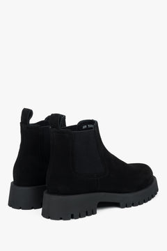 Schwarze Damen-Chelsea-Stiefeletten von Estro – Nahaufnahme der Ferse und Seitenlinie des Schuhs.