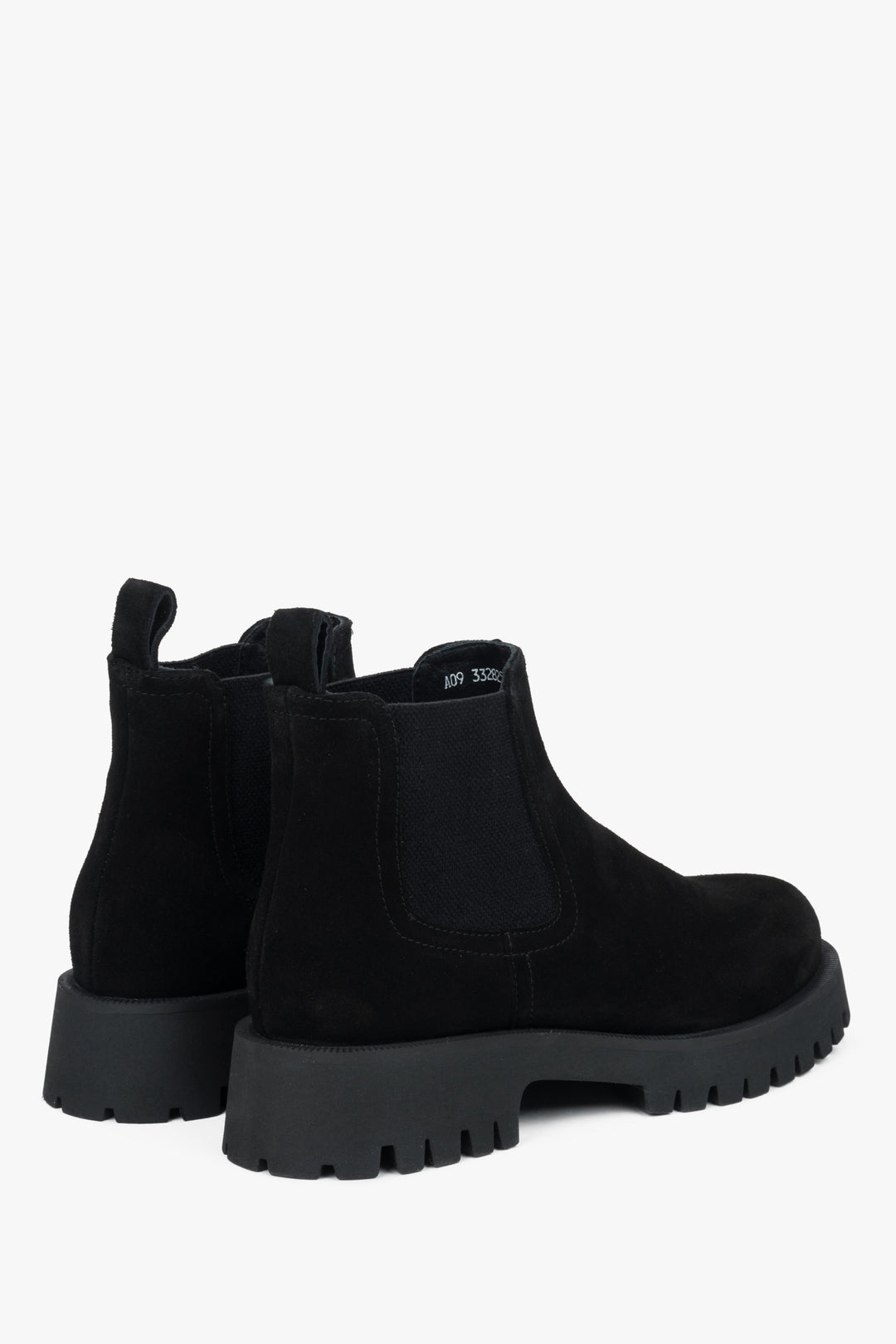 Schwarze Damen-Chelsea-Stiefeletten von Estro – Nahaufnahme der Ferse und Seitenlinie des Schuhs.