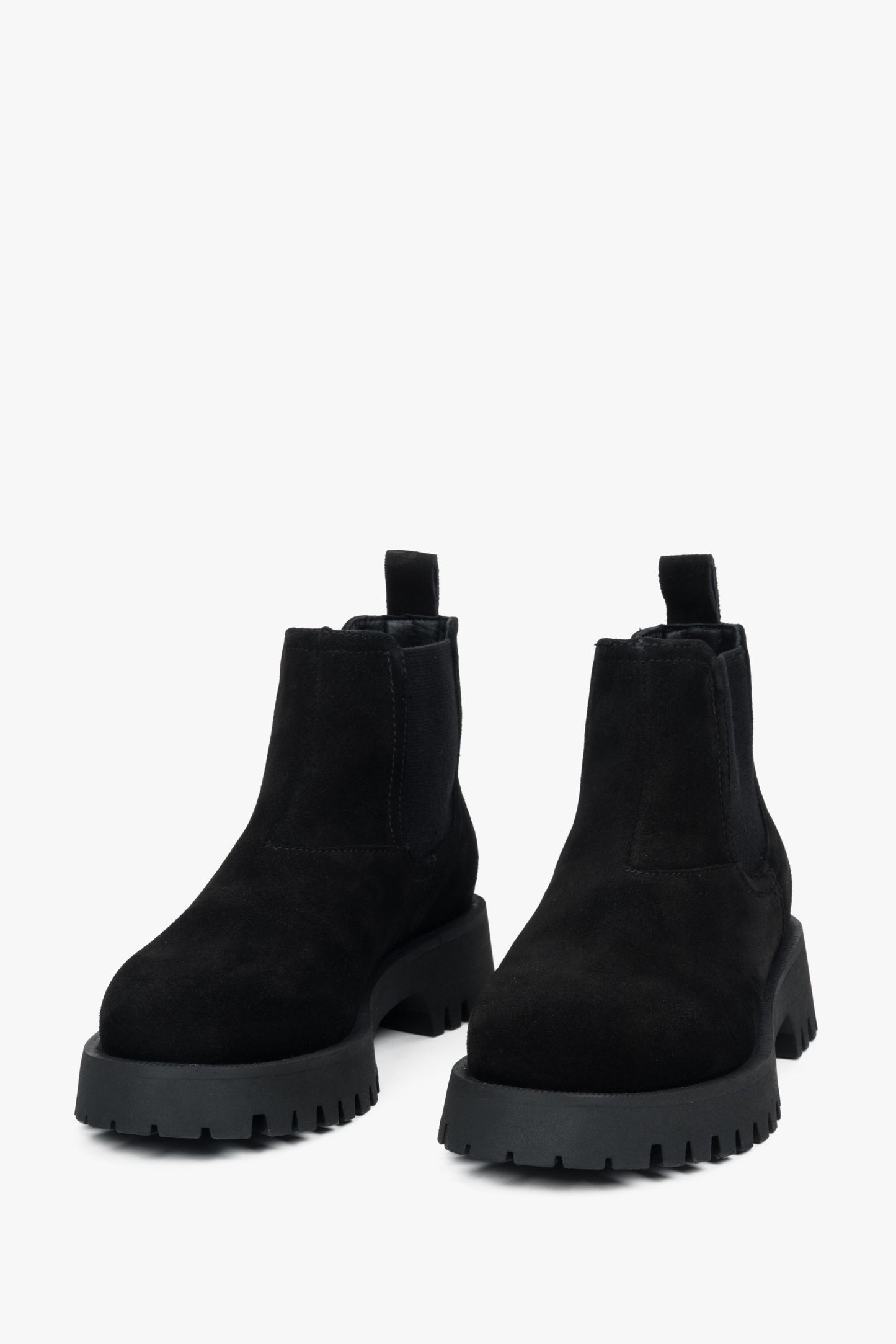 Schwarze Damen-Chelsea-Stiefel von Estro aus echtem Veloursleder – Vorderansicht des Modells.