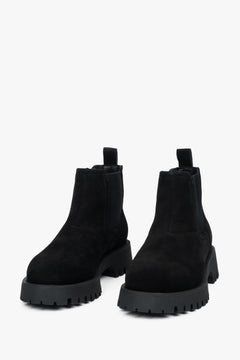 Schwarze Damen-Chelsea-Stiefel von Estro aus echtem Veloursleder – Vorderansicht des Modells.