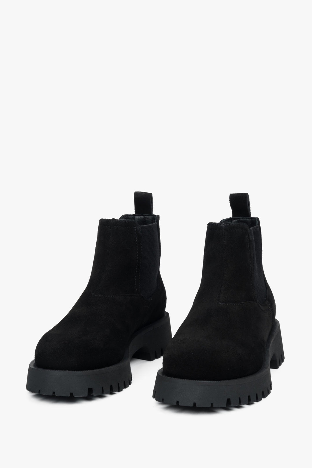 Schwarze Damen-Chelsea-Stiefel von Estro aus echtem Veloursleder – Vorderansicht des Modells.