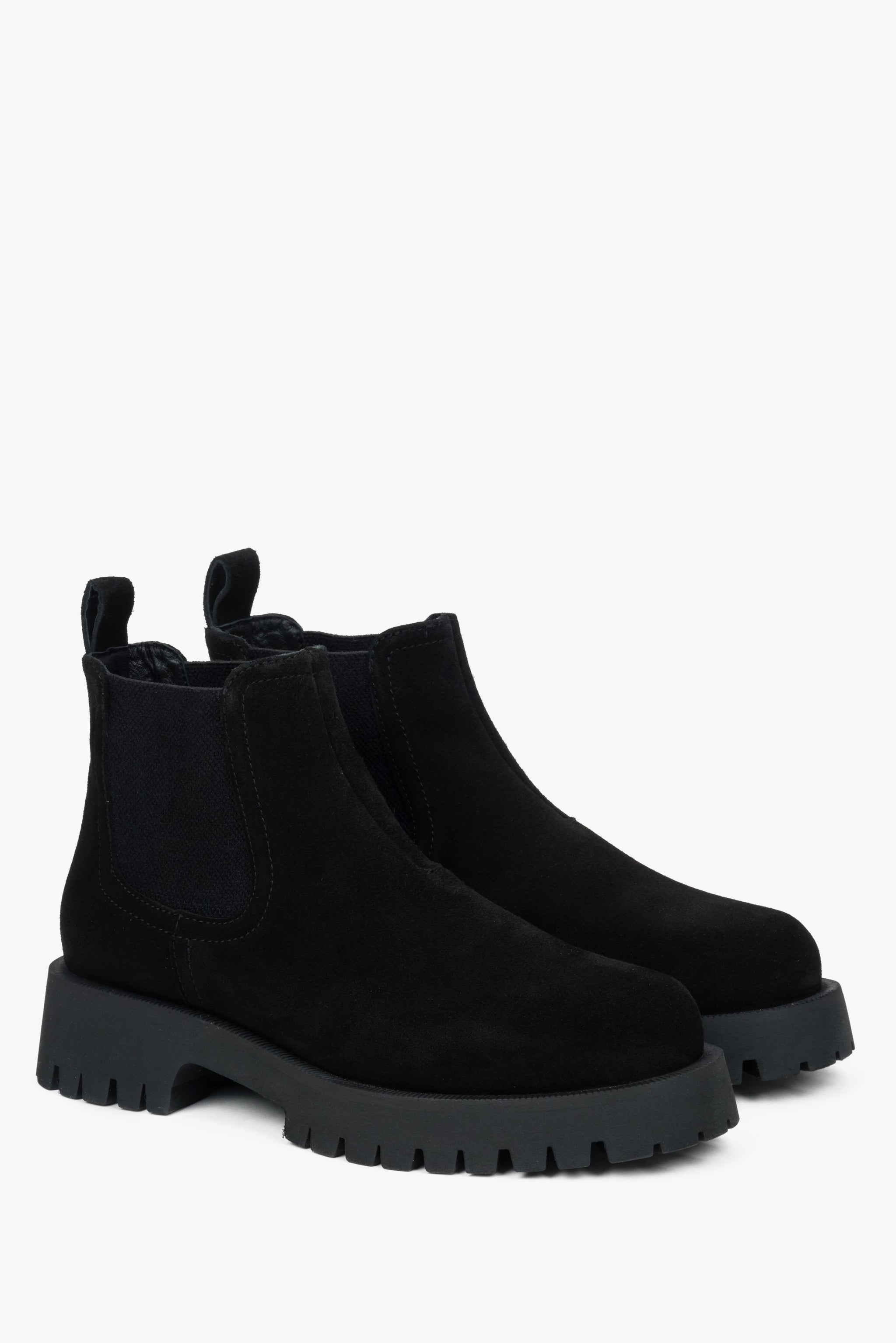 Schwarze niedrige Chelsea-Stiefel aus echtem Veloursleder von Estro.
