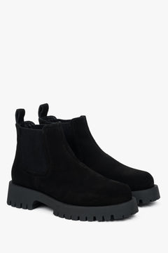Schwarze niedrige Chelsea-Stiefel aus echtem Veloursleder von Estro.
