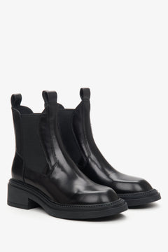 Schräge Frontalansicht der schwarzen Leder-Stiefeletten auf markanter dicker Sohle