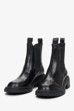 Frontale Perspektive des Paares schwarzer Chelsea-Boots mit elastischem Einsatz