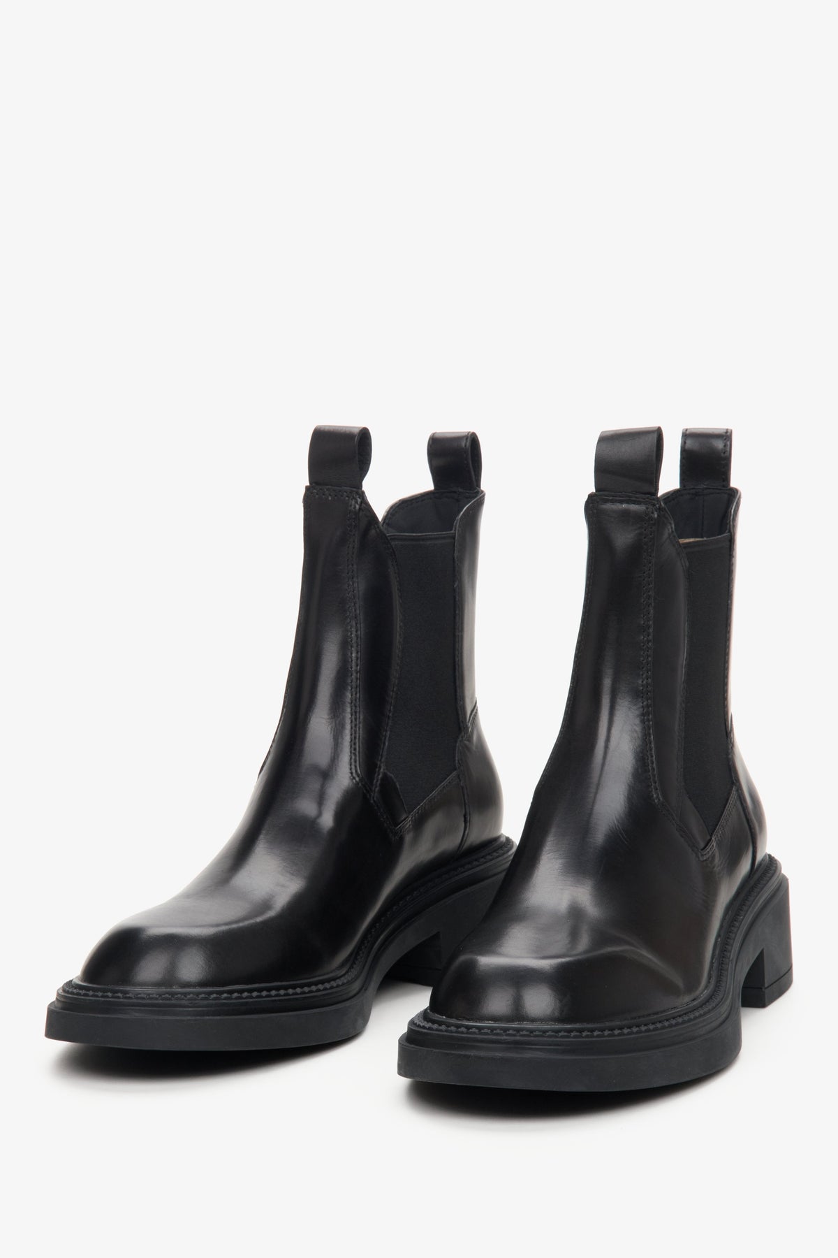 Frontale Perspektive des Paares schwarzer Chelsea-Boots mit elastischem Einsatz